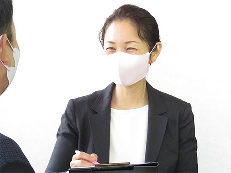 笑顔でお客様のカウンセリングをするスタッフの祐加